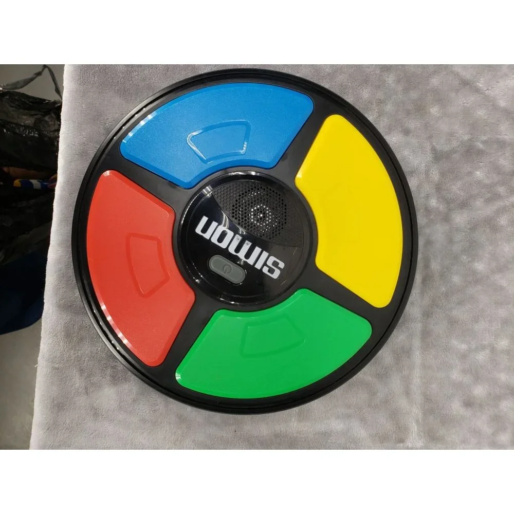 Hasbro 2015 Simon Says Electronic Battery‎ Operated Memory Game